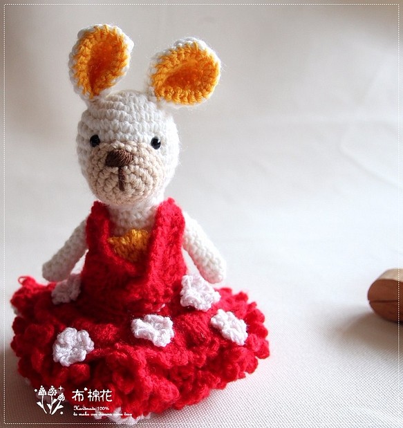 【布。棉花】大紅色華麗花朵禮服新娘兔 第1張的照片