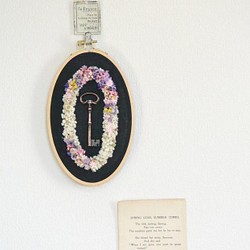 クレ・ドゥ・ボヌール（鍵と白ピンク小花の刺繍枠リース） 1枚目の画像