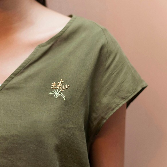濃い緑色の綿のTシャツ - 刺繍米 1枚目の画像
