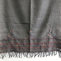 BOHOROOM |タッセル付き手織りウールスカーフ 1枚目の画像
