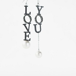 "LOVE YOU" Lettering Leather & Cotton Pearl Earring 第1張的照片