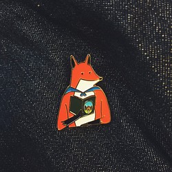 #18 讀童話書的狐狸先生 別針/胸針/扣針 第1張的照片