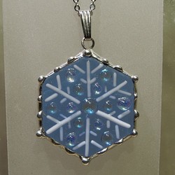 雪の結晶のベネチアングラスペンダント(ライトブルー) 1枚目の画像