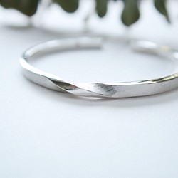 999純銀 無限-旋 C型開口式-髮絲紋理 手環 單只 第1張的照片