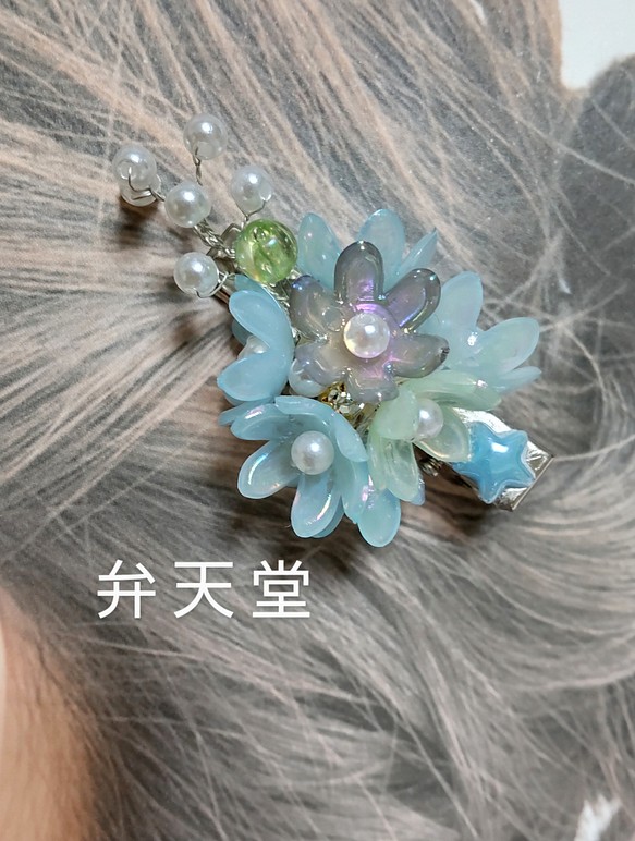 【弁天堂】「くすみブルーの小花ヘアクリップ」夏にも冬にも合うかんざし風の淡いブルー 1枚目の画像