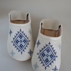 【フェズ刺繍・バブーシュ】青 ／ レディース　2way  手作り　モロッコ　高品質革 1枚目の画像