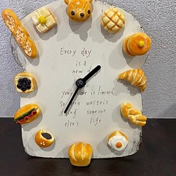 パン好きさんの為の置き時計　小さめサイズ　玄関　デスク　プレゼントにも 1枚目の画像