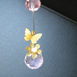 蝶々のローズクォーツ お花のミニサンキャッチャー 天然石 1枚目の画像