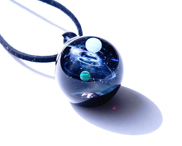 神秘的な小宇宙の世界 2種類のオパール ＆ 隕石入り ガラス ペンダント 宇宙 1枚目の画像