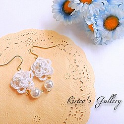 タティングレース☆一輪花とパールのコロンコロンピアス(orイヤリング)+ホワイト+ 1枚目の画像