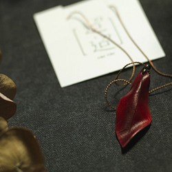 【迢迢tiaotiao】皮革楓葉項鍊-手工皮革/限量製作（改版中暫停販售） 第1張的照片