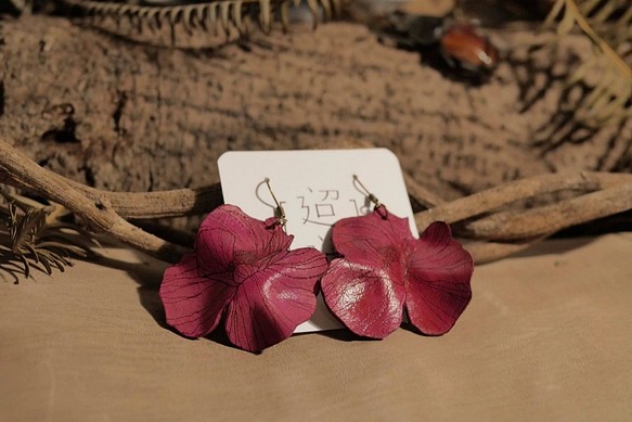 皮革植物系列 | 皮革花朵耳環 |朱槿| 黃銅耳墜 | 紅 第1張的照片