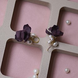 Orsay(深邃紫) | 深邃紫花復古珍珠短耳環 第1張的照片