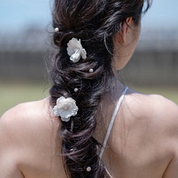 Pieces | パール付きの髪飾り、真っ白レースの布花のヘアピン 1枚目の画像