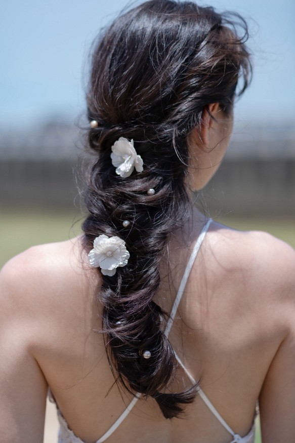 Pieces | パール付きの髪飾り、真っ白レースの布花のヘアピン 1枚目の画像