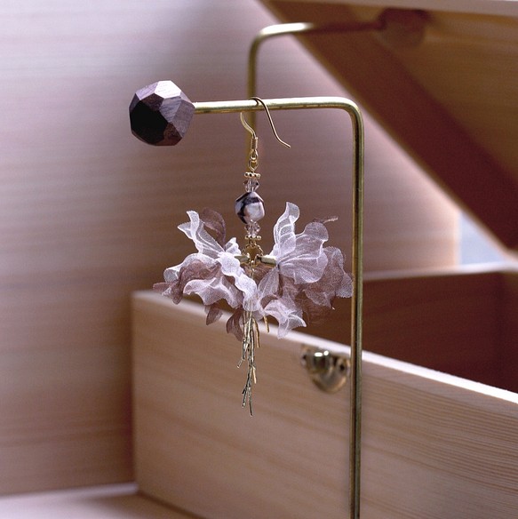 Furiosa | 茶色 花びら イアリング 手作り ゼブラストーン handmade flower earring 1枚目の画像