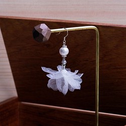 Dianne | 白い花びら コットンパール イアリング アクセサリー handmade flower earring 1枚目の画像