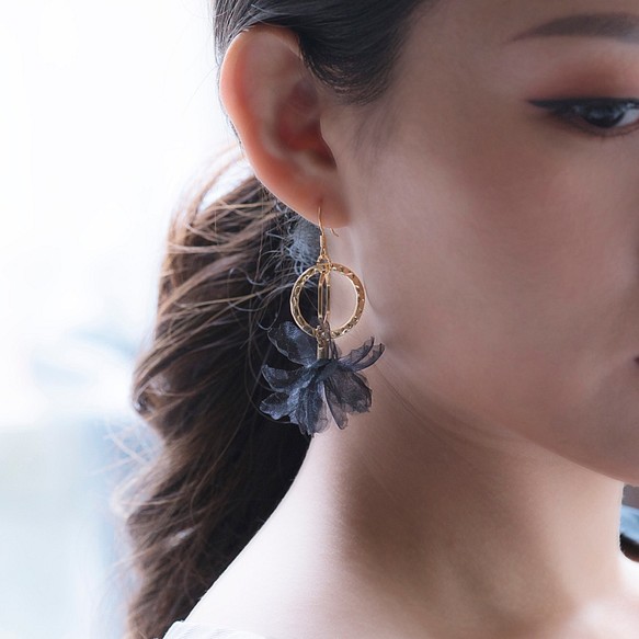 Jennifer | 黒い花びら イアリング 手作りアクセサリ handmade flower earring gift 1枚目の画像