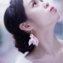 Yuna 優奈 | 着物花びら 手作り コットンパール ピアス イヤリング kimono fabric earring 1枚目の画像