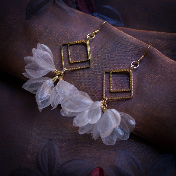 Melissae | 花びら 手作り オーガンジー ピアス イヤリング Fabric Flower Earring 1枚目の画像