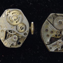 古いレディース時計のジャンク2個セットです。t-11 1枚目の画像