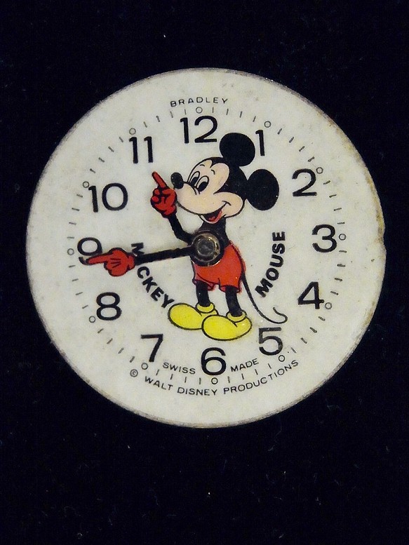 ミッキーマウスの古い時計の文字盤のみです Jw 228 樹脂 レジン プラスヴォーチェ 通販 Creema クリーマ ハンドメイド 手作り クラフト作品の販売サイト