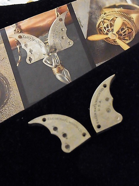 本物志向。レア、真鍮製の天使のウイング。戦前に製造された、懐中時計のパーツ 2点セットです。 JW -276 1枚目の画像