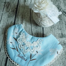 手工製作 清雅小白花嬰兒圍兜口水巾嬰兒髮帶及媽媽髮帶親子禮物套裝 第1張的照片