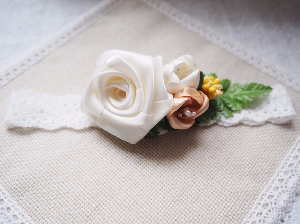 手作嬰兒女童白色絲帶玫瑰花婚禮手花襟花 第1張的照片