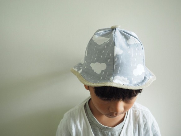 手工製作雙面防風防曬棉質帽子 適合成人小孩嬰兒 灰色下雨白雲圖案 第1張的照片