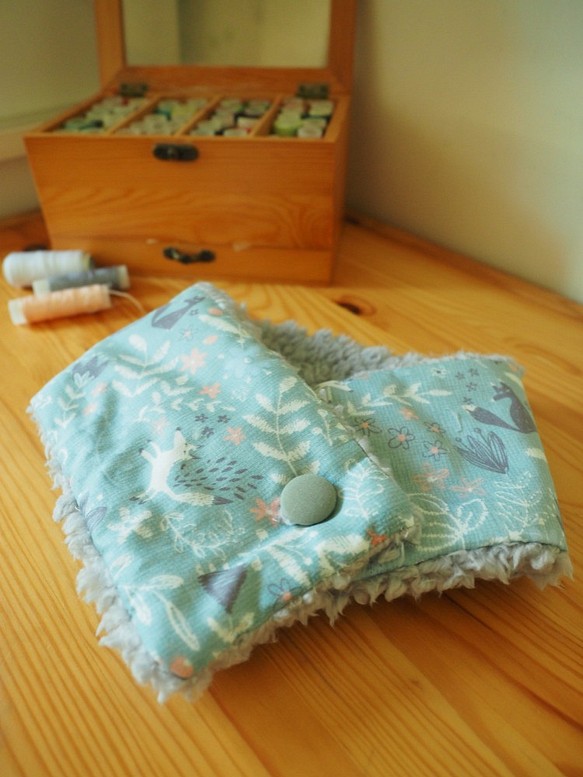 手作粉藍動物狐狸小兔圖案 保暖圍巾 可做小孩成人尺寸 第1張的照片
