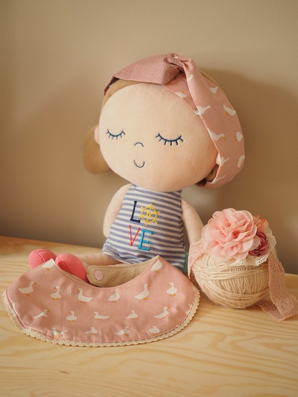手工製作 粉色小鴨嬰兒圍兜口水巾嬰兒髮帶及媽媽髮帶親子禮物套裝 第1張的照片