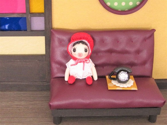 ミニチュア文化人形ベイベーちゃん（小）と黒電話 1枚目の画像