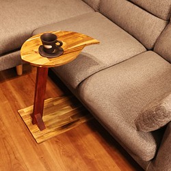 ソファーで使える、木の葉の形のサイドテーブル 1枚目の画像