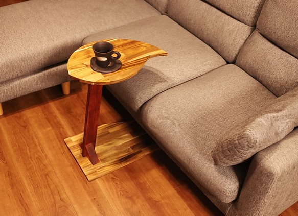 ソファーで使える、木の葉の形のサイドテーブル 1枚目の画像
