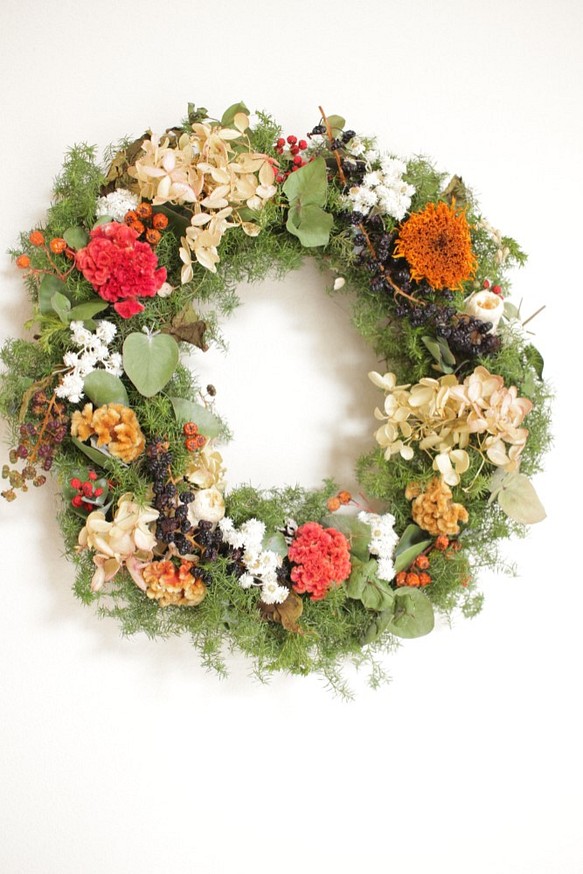 一冬飾れるケイトウとヨウシュヤマゴボウのChristmas wreath 1枚目の画像