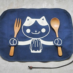 貪吃小貓（洋食版）收納餐墊【酒袋布印花*附櫸木餐具：湯匙、叉子】靛藍色 第1張的照片