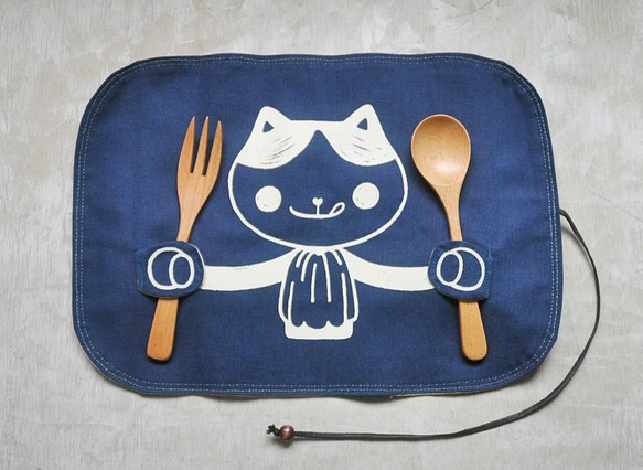貪吃小貓（洋食版）收納餐墊【酒袋布印花*附櫸木餐具：湯匙、叉子】靛藍色 第1張的照片