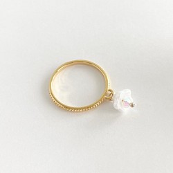 【リング・指輪/白いベルフラワーの揺れる指輪】　スワロフスキー使用 揺れる花モチーフ　重ね付けにもおすすめのリングです 1枚目の画像