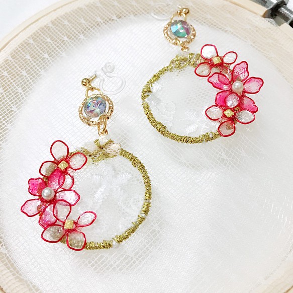 繡花系列 「粉桃」手縫 水晶花 珍珠 蕾絲 樹脂耳飾 下單製作 第1張的照片