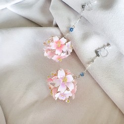 桜のピアス「ピンクスプリングさくら」-甘いフラワーボールシリーズ「春」セラミック感覚の銅線結晶樹脂イヤリング 1枚目の画像