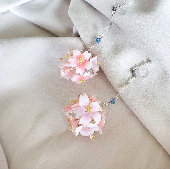 桜のピアス「ピンクスプリングさくら」-甘いフラワーボールシリーズ「春」セラミック感覚の銅線結晶樹脂イヤリング 1枚目の画像