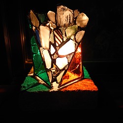 ステンドグラスとシーグラスのランプ#4   大谷石の台座、ランプ付き 1枚目の画像