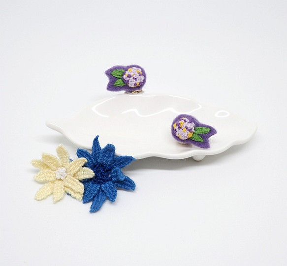 Mini Hydrangeas (Iris) Embroidery Earrings *Handmade* 1枚目の画像