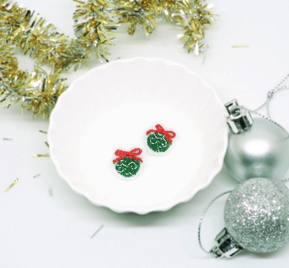 聖誕系﹣聖誕球 手工刺繡耳環．可客製化 第1張的照片