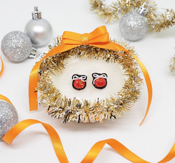 3D Cute & Mini Christmas Ball Embroidery Earrings *Handmade* 1枚目の画像
