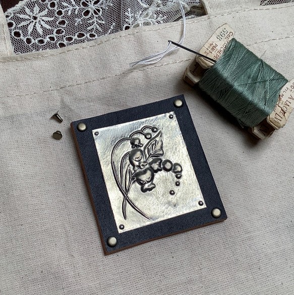 すずらんの革+メタルモチーフ カバンやポーチに縫い付けタグ 1枚目の画像