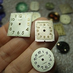ノスタルジック時計文字盤2個セット　レジン素材に 1枚目の画像