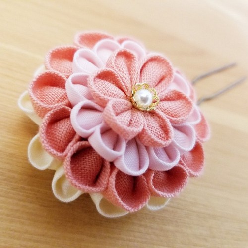 国内外の人気集結！ 12番総刺繍 Taka様 つまみ細工 ピンクの菊と繭玉2 