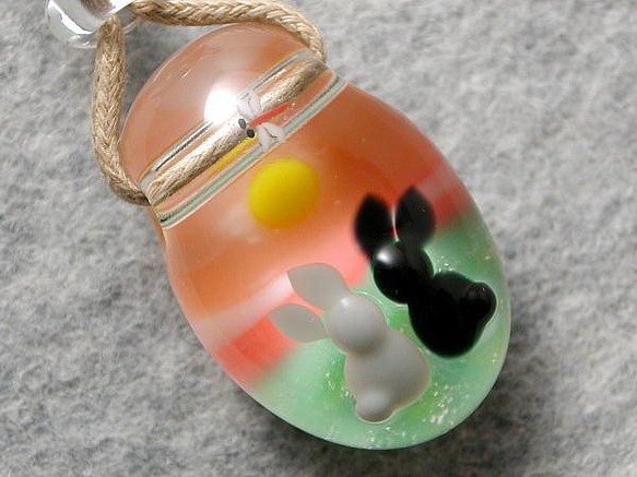 夕焼けと黒ウサギ(在庫整理品) とんぼ玉 ガラス ネックレス No1848 1枚目の画像